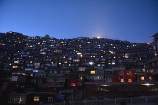 夜幕下的山城灯火景观