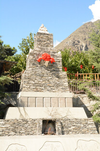 石砌纪念碑 红绸装点