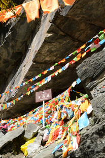 山间经幡装点的神秘角落