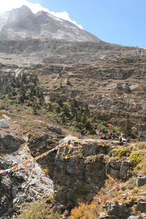 山间吊桥与壮丽雪山景观