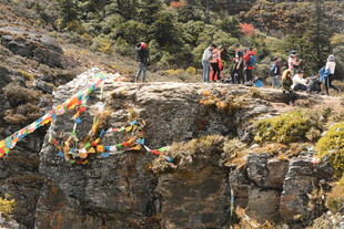 悬崖边的祈福经幡与人群