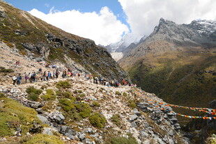 山间徒步队伍穿行壮丽风景