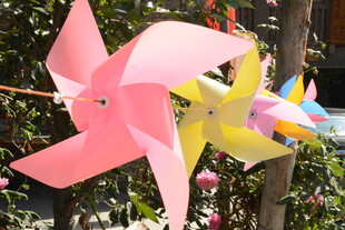 多彩风车悬挂于户外