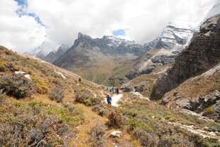 山间徒步者穿行壮美风景