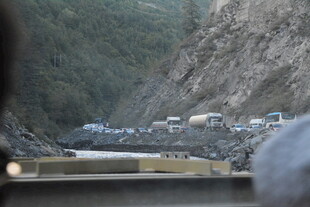 山谷中的建筑景观