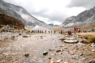 山间徒步队伍穿行溪流