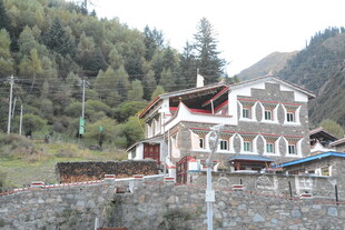 山间藏式风格美丽民居