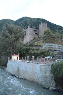 河畔古堡与自然景致