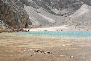 高山下的澄澈蓝湖