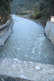 山间流淌的清澈小河