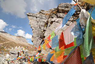 山间五彩经幡随风飘扬