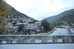 山间村落与河流景观