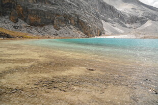高山下的澄澈蓝湖