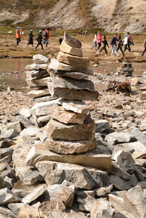 户外石堆景观与徒步人群