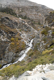 山间溪流蜿蜒于翠绿山谷