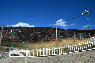 户外山地旁的白色围栏场景