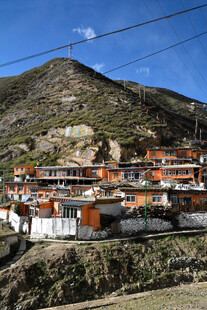 山坡上错落有致的藏式建筑