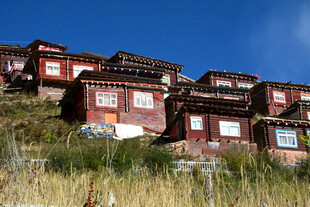 山坡上的藏式建筑群落