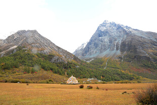 山间草原小屋美景