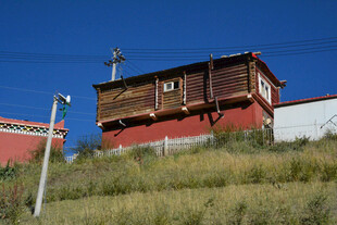 山坡上的藏式特色小屋