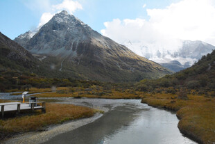 山间河畔的壮美雪山风光