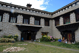 古朴石砌庭院建筑风光