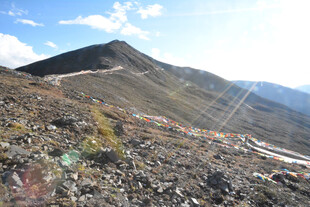 山间多彩经幡装点的美景