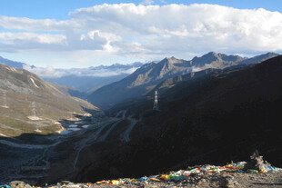高山峡谷间的壮美风光