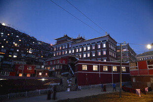 城市夜景中的灯火建筑