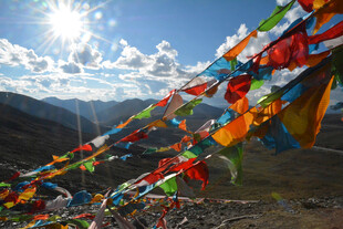高原五彩经幡飘扬