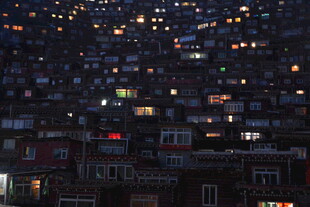 城市夜景中的万家灯火