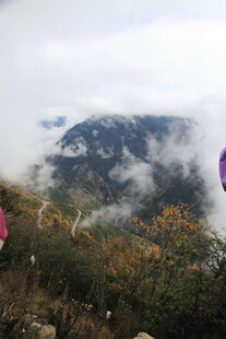 云雾缭绕的山间秋景