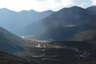 山谷间蜿蜒公路的壮美风光