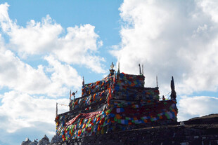 藏区经幡装点的壮观建筑