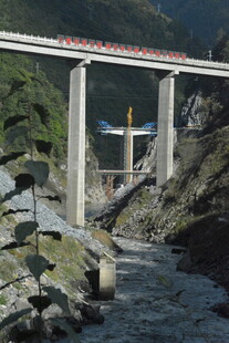 山间高架桥横跨湍急河流