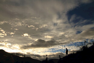 黄昏时分的天空与远山剪影