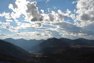 山峦间的蓝天白云美景