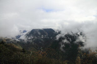 云雾缭绕的壮美山峦