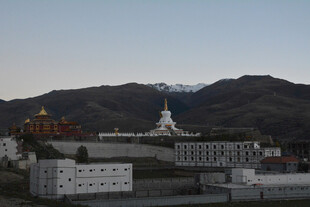 拉萨建筑与远山景观