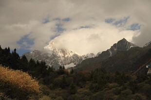 云雾缭绕的壮美山峦