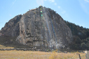 陡峭岩壁上的攀岩者