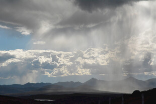 乌云密布下的壮观雨幕