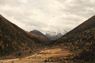 山谷秋色 远山云雾缭绕