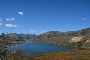 美丽湖景与远山蓝天