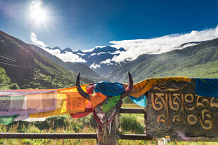 雪山下的五彩经幡