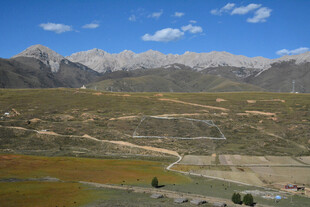 山间美景 广袤大地与远山