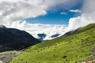 山间绿野蓝天白云美景