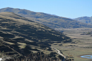 山间开阔景致 宁静湖泊