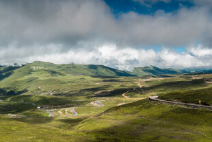 山间绿野公路美景