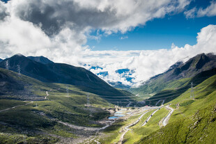 山间美景 蓝天白云映绿野